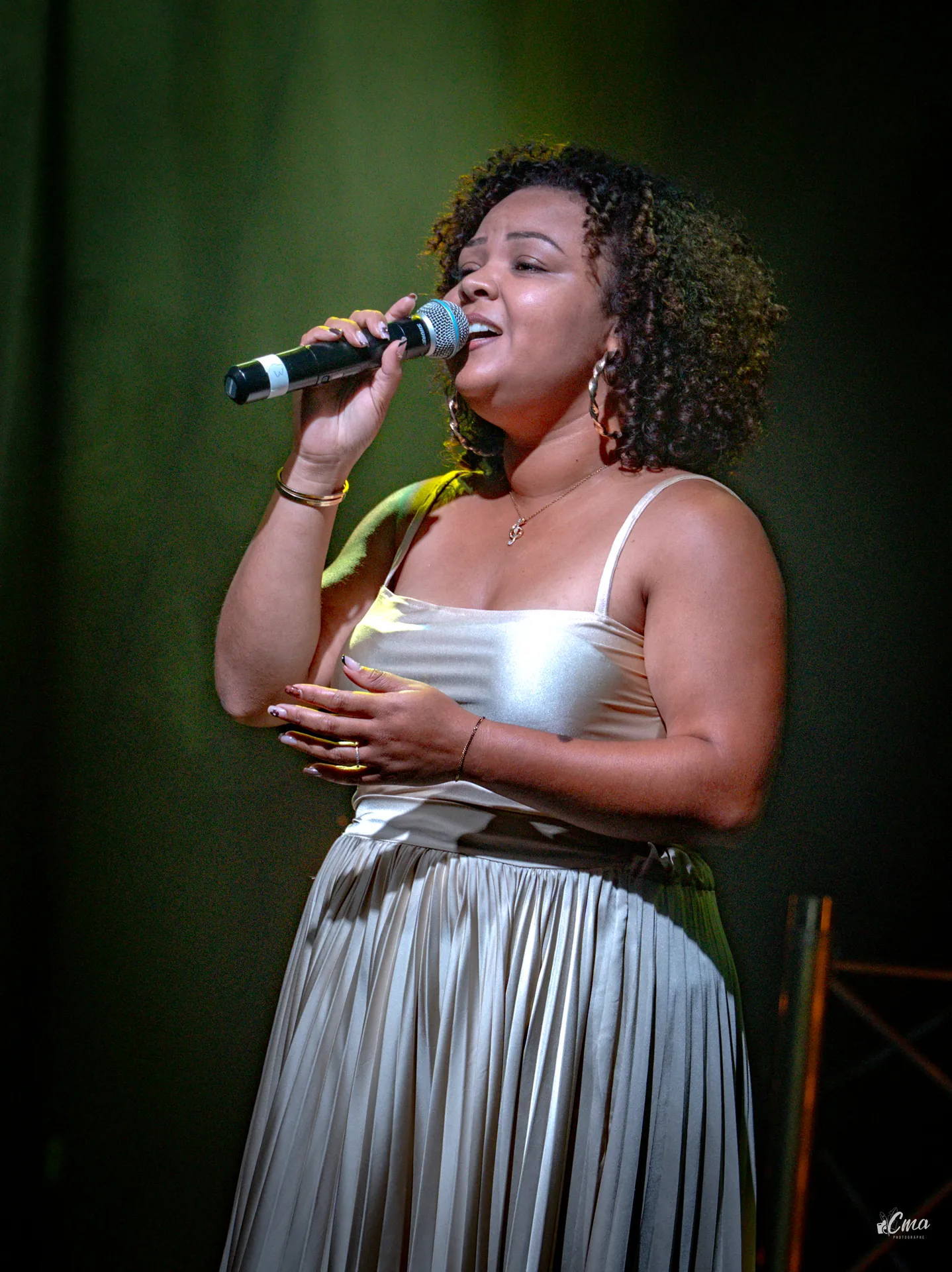 Coralie coach vocal chantant sur scène, technique vocale en action
