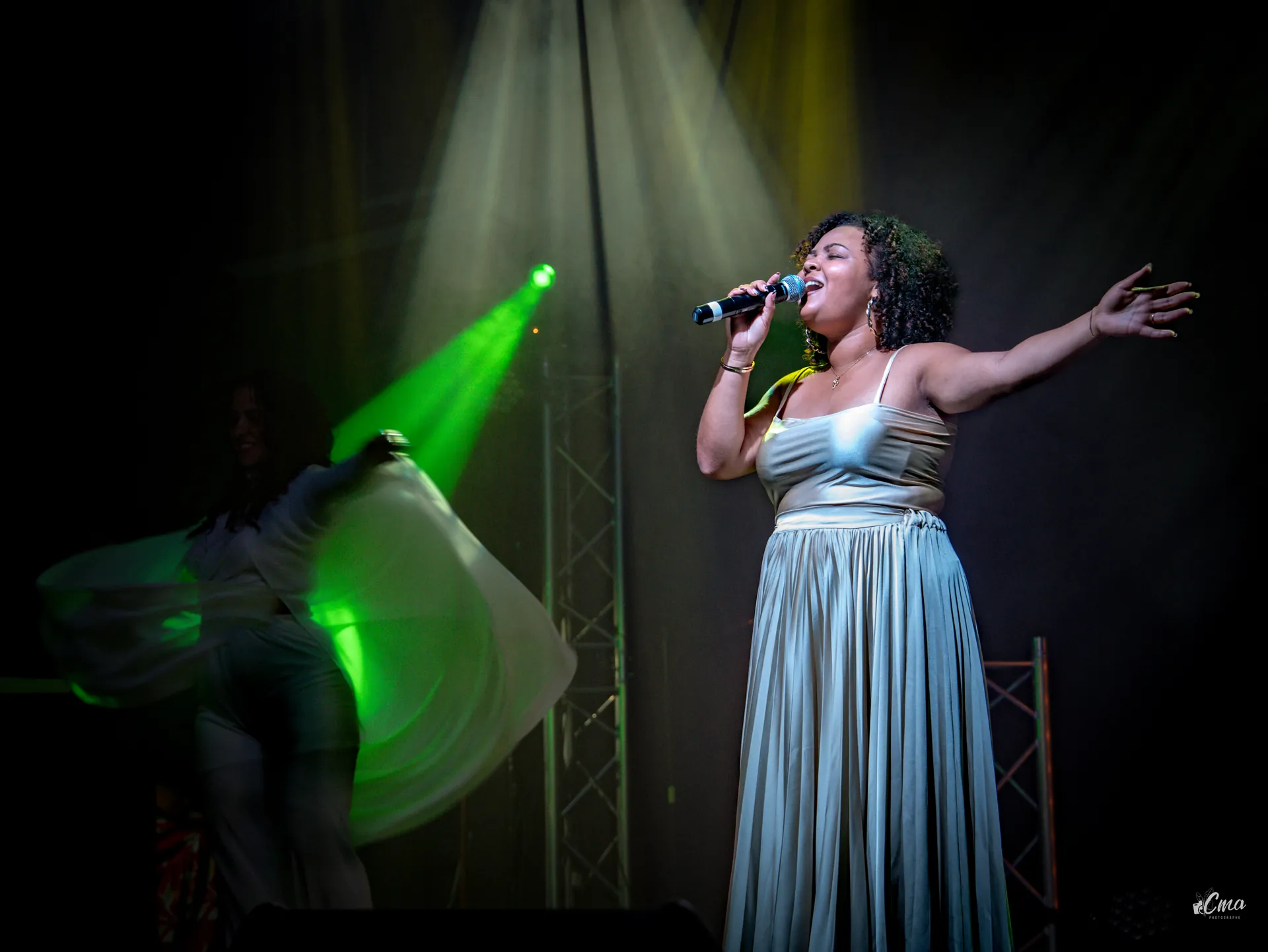 Coralie en performance live, cours de chant et expression vocale