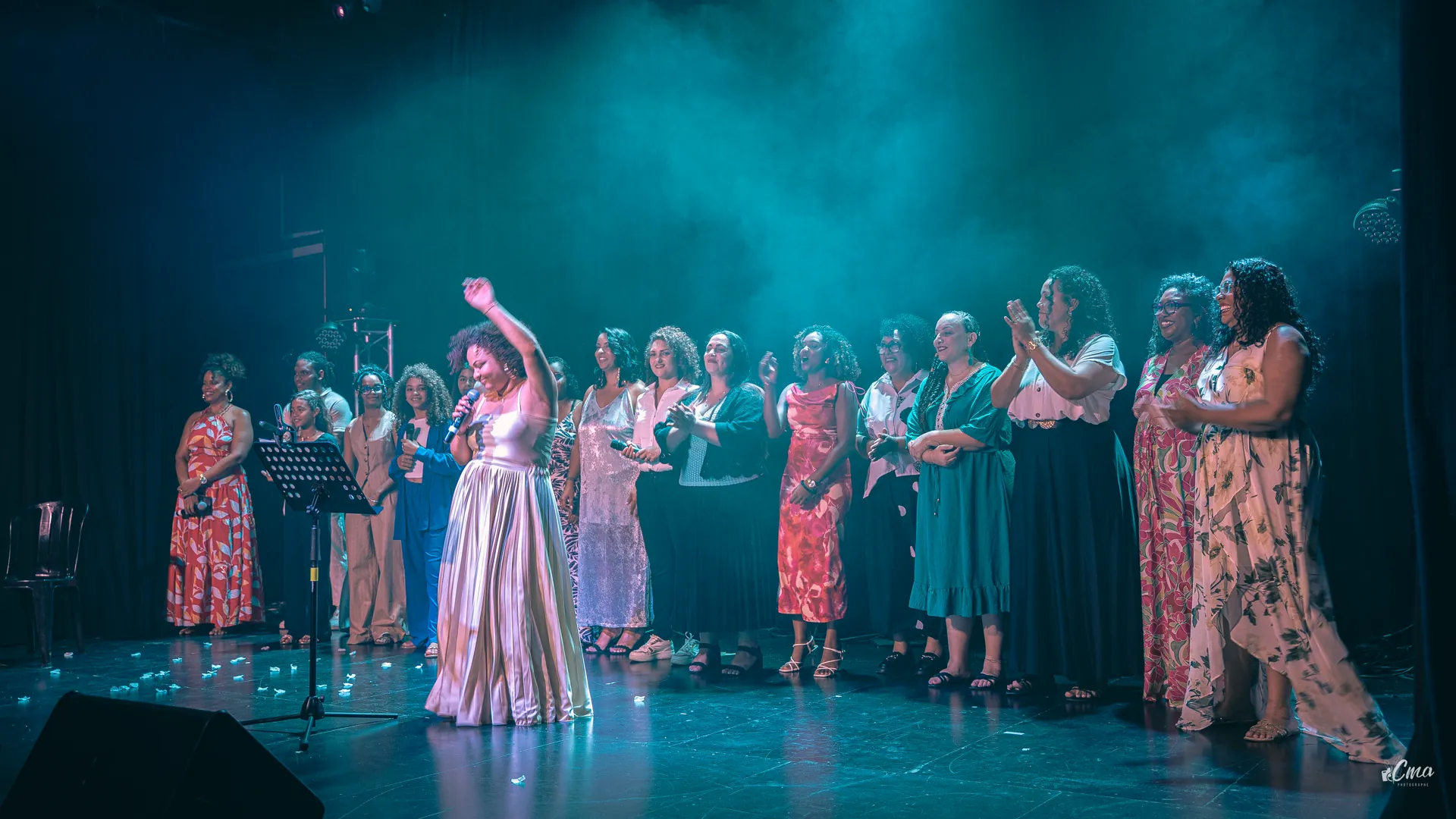 Coralie coach vocal avec ses élèves en concert, cours de chant en groupe